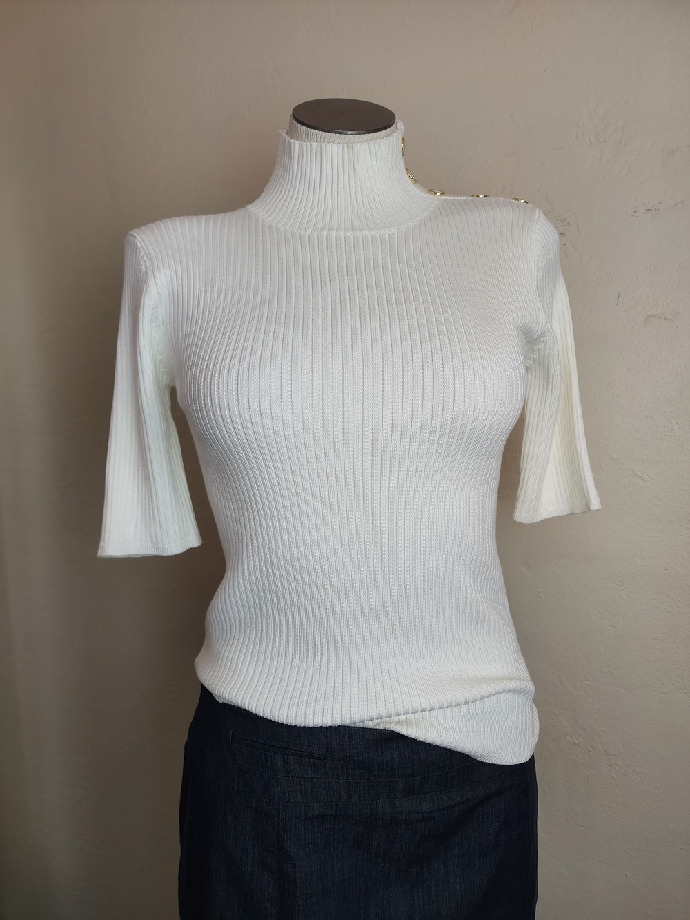 Carmen Marc Valvo White Ribbed Mock Neck Short Sleeve Top with Gold Buttons NWOT
